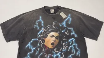 SAINT Mxxxxxx MEDUSA SS TEE/BLK Medusa Hydra retro sulfur-dyed short-sleeves, washed black S-XL, cylindrical fabric with no side seams, the open width is almost meaningless, Assute ready-to-wear dyeing, the whole piece faded, collar and cuffs frayed, many hangings, oversized printing position, genuine level restoration, customized joint main mark/wash mark/with little angel anti-counterfeiting